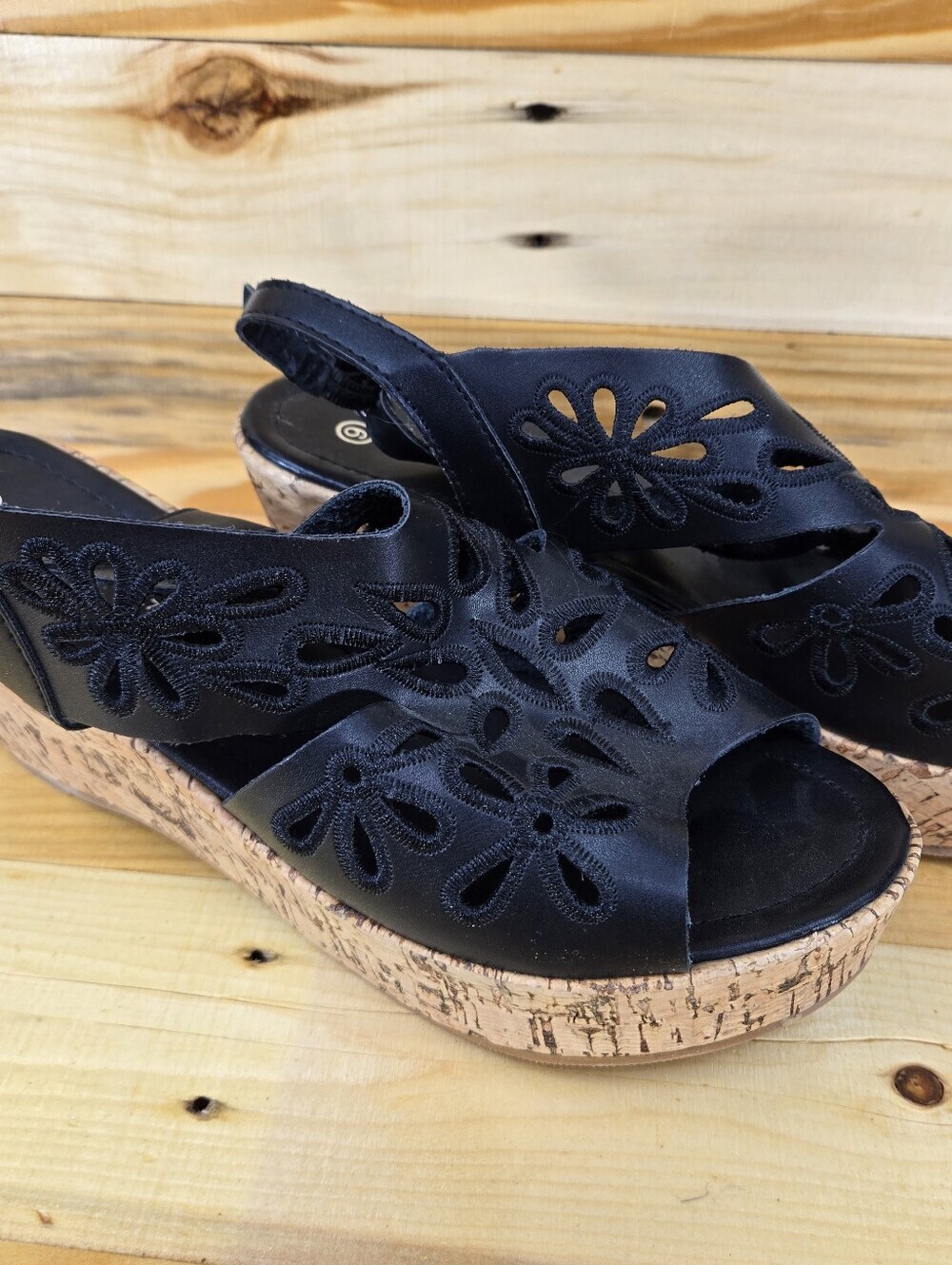 Nature Breeze Women’s Black Wedge Flower Pattern Shoes size 9 NWOT Nature breeze - Picture 5 of 9